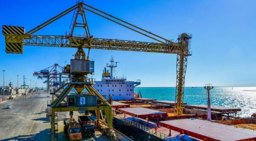 تخلیه چهار میلیون تن انواع کالاهای اساسی از ۷۳ فروند کشتی در بندر امام خمینی(ره)