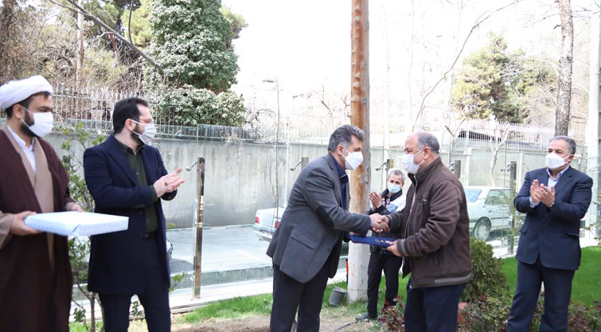 کاشت نهال توسط مدیرعامل شرکت سرمایه گذاری آتیه صبا به مناسبت روز درختکاری